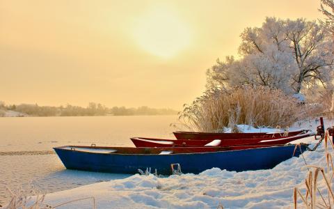 小船在冰冻的湖面上