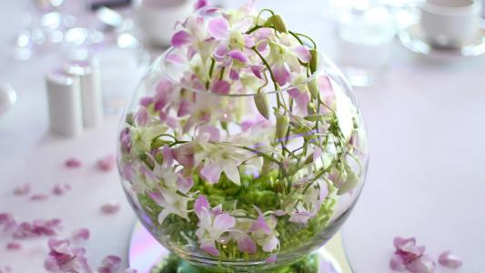 在一个玻璃碗里的花