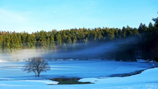 雾在冰冻的湖面上
