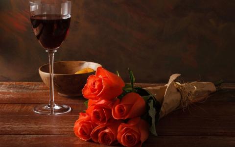 玫瑰和酒在桌子上