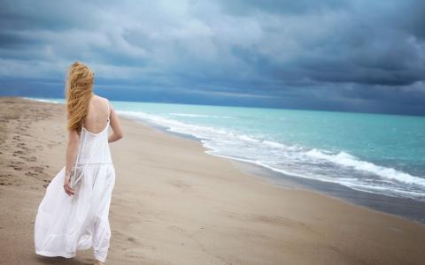 女孩在沙滩上散步