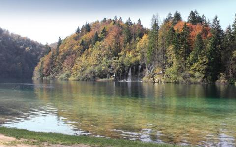 平静的湖面在秋天