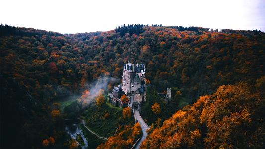 被森林包围的幽静城堡