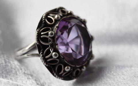 紫色的戒指