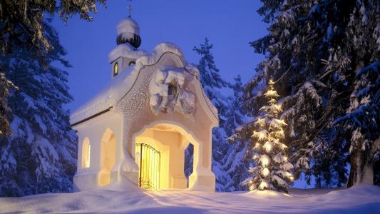在雪覆盖的教堂
