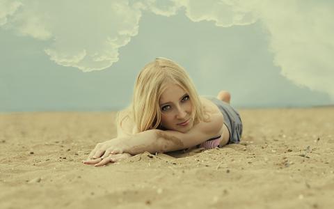女孩躺在沙滩上