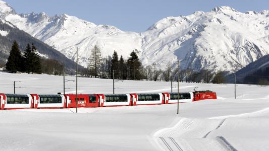 在雪中的红色火车