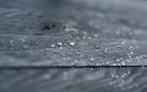在木板上的雨滴