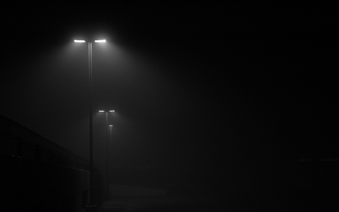 在有雾的夜晚街灯