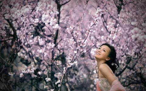 在樱桃树下的微笑女孩