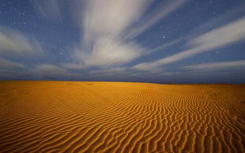 满天星斗的天空在沙漠中