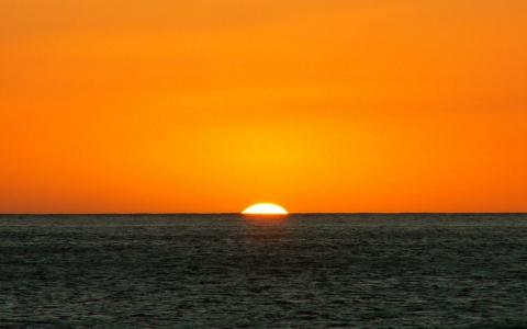 太阳落在海面之外