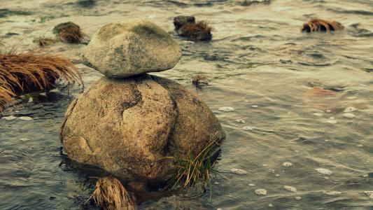 在河里的岩石