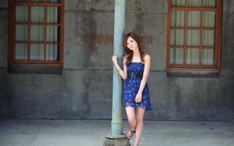 一件蓝色连衣裙的女孩