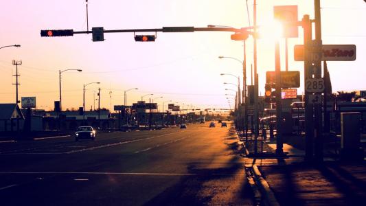 在城市道路上的日落