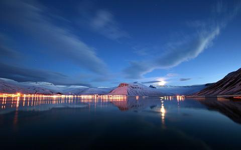 美丽的光线反射在湖中