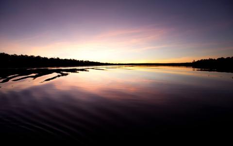 在日落的平静湖