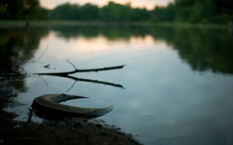被遗弃的轮胎在湖中