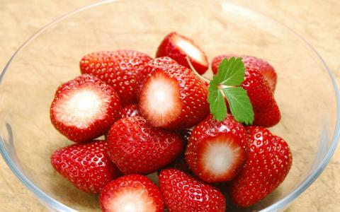 在一个碗里的草莓