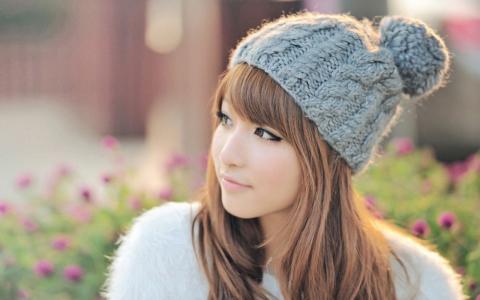 亚洲女孩与冬天的帽子