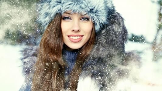美丽的女孩在雪中