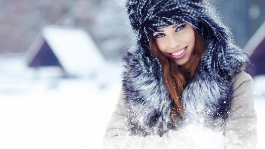 美丽的女人在雪地里