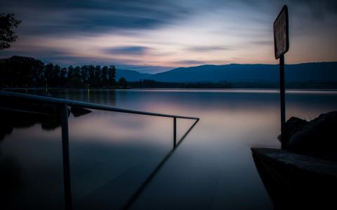 日落之后的平静的湖
