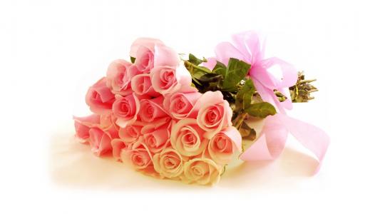 粉红色和黄色的玫瑰花束
