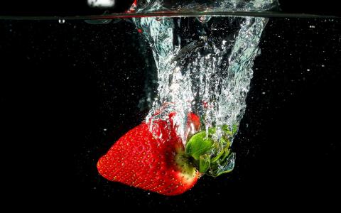 草莓在水中