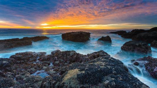 落日的岩石海岸