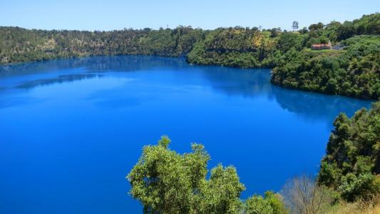惊人的蓝色湖泊