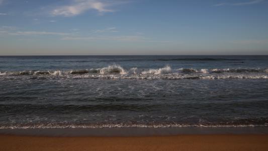 海浪接近海滩