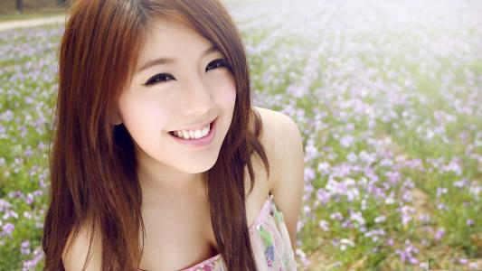 微笑的亚洲女孩
