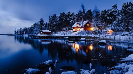 雪天的湖边小屋