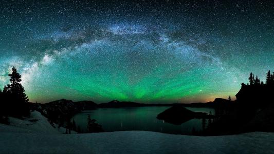 极光Borealis和银河在山湖之上