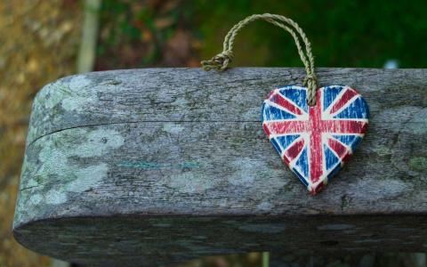 英国国旗在木板上的心