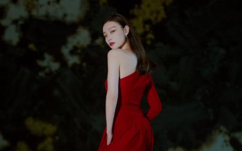 倪妮红色丝绒裤装性感迷人写真