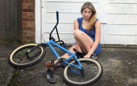 女人与一辆自行车