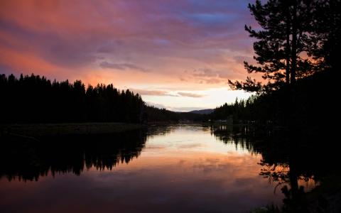 夕阳反射在湖中