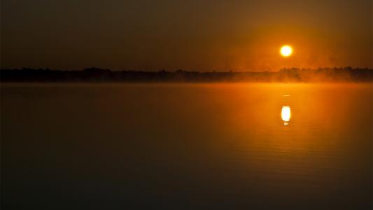 日落在雾湖