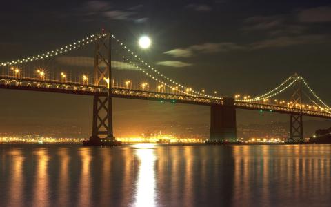 旧金山湾大桥在晚上