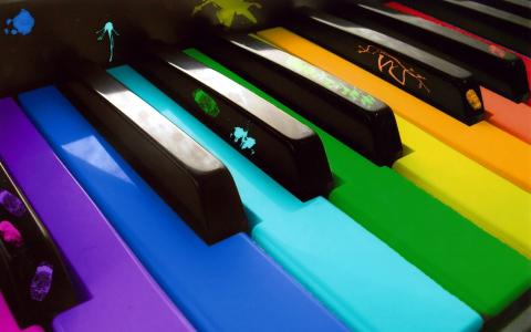 多彩的钢琴键盘