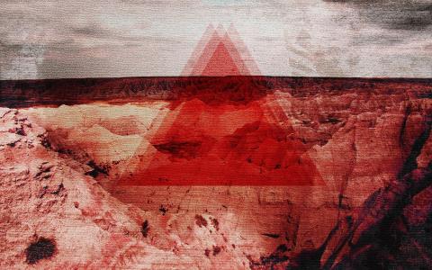 在峡谷中的红色三角形