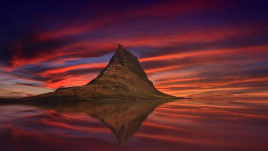 冰岛基尔丘山的晚霞