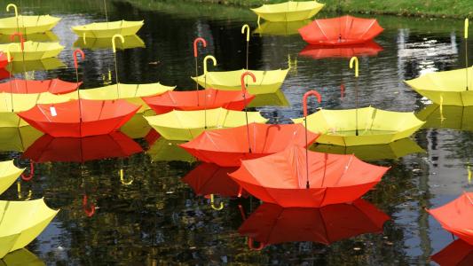 湖上的遮阳伞