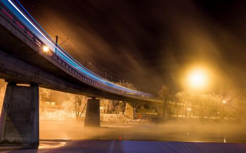 在一座桥上的夜间列车