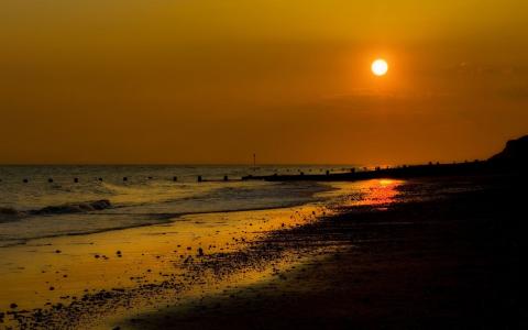 金色的夕阳，在海滩上