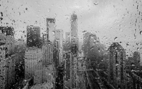 通过湿窗口的城市视图