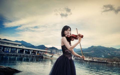 有小提琴的女人