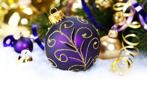 漂亮的紫色圣诞球壁纸